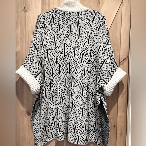 Marla Wynne Knit Sweater/Poncho-NWOT - Picture 4 of 10
